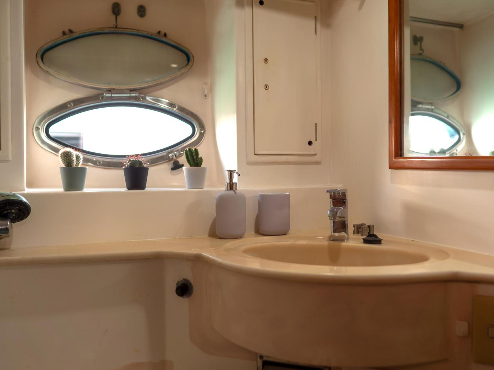 Master&Commander Hotel Valencia Bagian luar foto