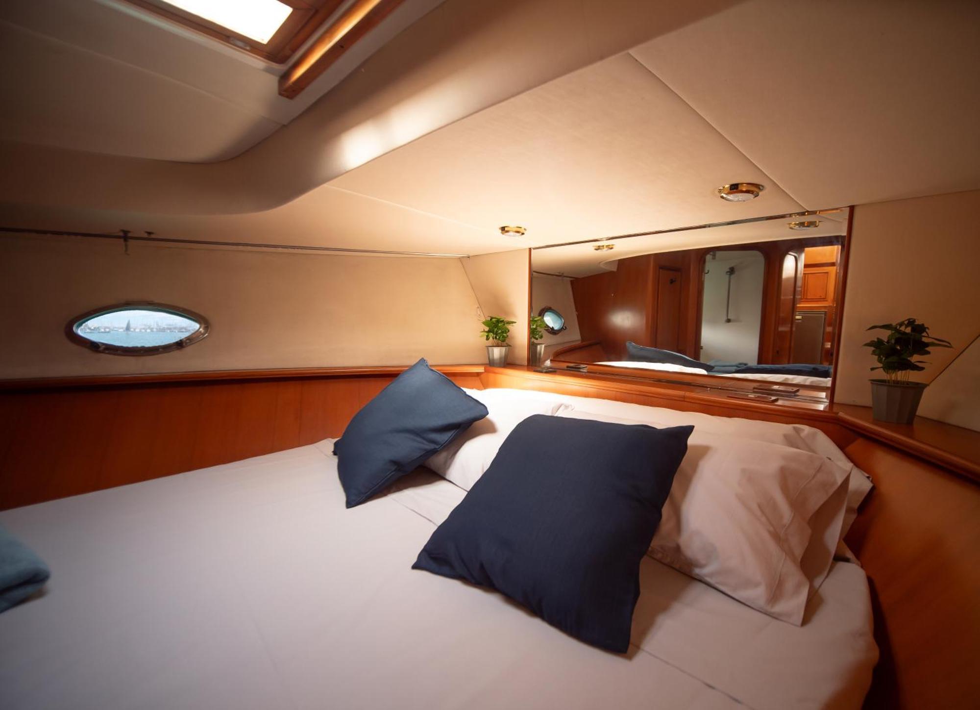 Master&Commander Hotel Valencia Bagian luar foto